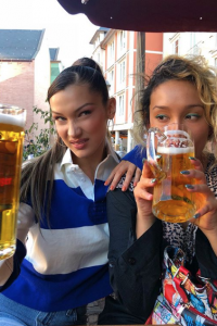 bella-hadid-pivo-ve-frankfurtu.png